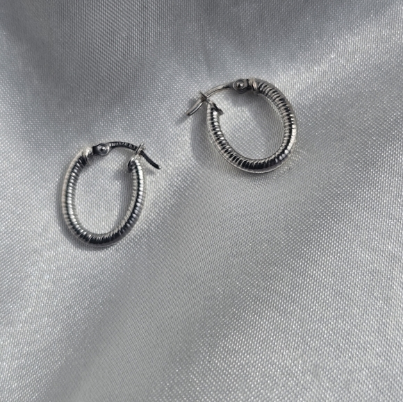 Small Ribbed 18kt White Gold Hoops - Picture 1 of 4